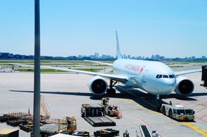 미시사가 지역 내에 토론토 피어슨 국제공항의 대부분이 위치해 있습니다 (배경에 스카이라인이 보임)