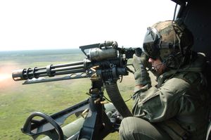 UH-1N 휴이 헬리콥터에서 발사되는 GAU-17 미니건