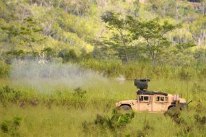 2017년, 25사단 제3여단 전투단 소속 병사들이 하와이 스코필드 막사 전투 지역 복합 단지에서 M1115A1 HMMWV 위에 M153 CROWS를 사용하는 모습