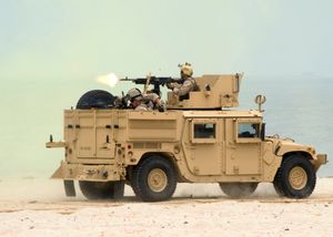 장갑화된 포탑을 포함한 향상된 증가 장갑 HMMWV