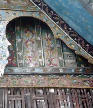미낭카바우식 가옥(Rumah Gadang)의 외벽은 각각 상징적인 의미를 지닌 문양으로 장식되어 있다