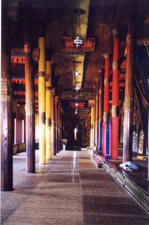 파가루융 궁전 내부. 루마 가당의 긴 공동 공간을 보여줍니다. 2층 구조의 바닥은 궁전 특유의 상징적 요소입니다.