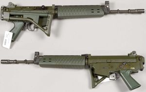 개머리판을 접은 FFV Ak 5