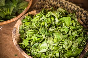 동아프리카에서 우갈리와 함께 먹기 위해 삶아지는 리폰다 채소