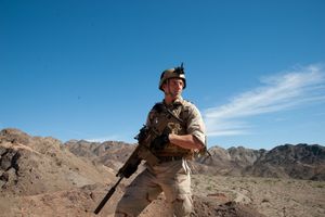 소음기를 장착한 FN SCAR-H STD(Mk 17)로 훈련 중인 미 해군 특수전단(U.S. Navy SEALs)