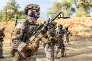 키프로스 특수부대(Special Forces Command (Cyprus)) 소속 병사들이 훈련 중 SCAR-L 소총을 사용하는 모습.