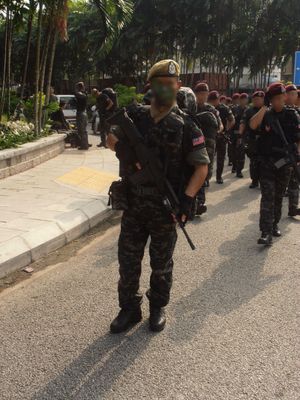 EOTech 홀로그램 조준경이 장착된 SCAR-H를 들고 있는 말레이시아 VAT 69(VAT 69 Commando) 대원.