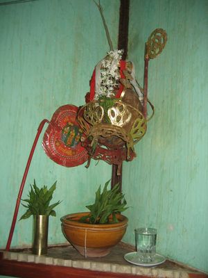 집의 남서쪽 기둥에 전통적으로 걸어두는 코코넛 온다우는 가정 수호신 낫을 상징합니다.