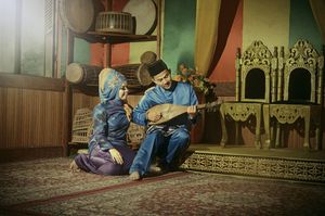 리아우 말레이 부부가 전통 갬부스를 즐기는 모습