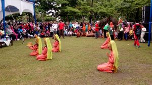 환영식에서 타리 퍼르셈바한(tari persembahan)을 공연하는 리아우 무용수들