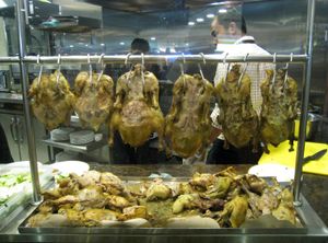 응우라라이 국제공항(Ngurah Rai Airport)의 한 식당에 걸린 베투투(Betutu) 요리. 왼쪽 두 개는 닭고기 베투투, 오른쪽 네 개는 오리고기 베투투.