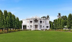 로페즈 저택(넬리의 정원)은 "이로일로와 파나이에서 가장 아름다운 유산 주택"으로 여겨지며, 설탕 호황으로 인해 자로의 유산 지구에 세워진 대저택 중 하나이다.