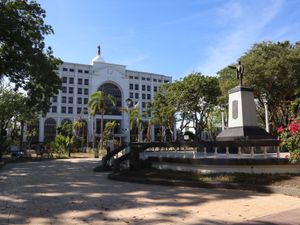 오늘날의 플라사 리베르타드 (이전에는 플라사 알폰소 12세), 배경에는 일로일로 시청이 있다.