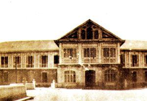 현재 산 아구스틴 대학교(University of San Agustin)인 콜레지오 데 산 아구스틴(Colegio de San Agustín)의 오래된 스페인 시대 건물. 스페인 로마 가톨릭 아우구스티누스 수사들이 미국 동료들과 함께 개신교에 대항하기 위해 건설되었다.