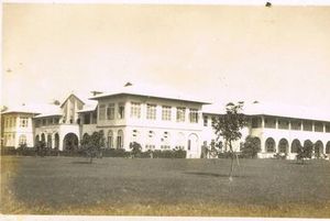 성 바오로 일로일로 병원(1920년경). 1911년 미국 식민 시대에 성 바오로의 딸들 또는 샤르트르에 의해 설립되었으며, 필리핀에서 해당 로마 가톨릭회에서 가장 오래된 병원이다.