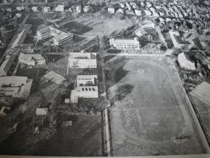 1960년대 중앙 필리핀 대학교(Central Philippine University) 본교 북동쪽 항공 사진. 제2차 세계 대전 발발 당시 본교 캠퍼스 전체가 심하게 파괴되었다. 전쟁으로 폐허가 된 대학교 본교는 전후 재건되어 야자수와 아카시아 나무가 늘어선 잘 정비된 캠퍼스가 되었으며, 1900년대 초에 지어진 수많은 100년 된 미국 식민지 시대 건물들이 자리 잡고 있다.