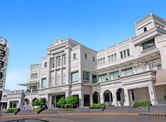 일로일로 비즈니스 파크에 있는 카사 데 엠페라도르에는 비사야스 및 민다나오 지역 최초의 현대 및 현대 미술관인 (ILOMOCA) 일로일로 현대미술관과 필리핀 최초의 브랜디 박물관인 엠페라도르 브랜디 박물관이 있다.