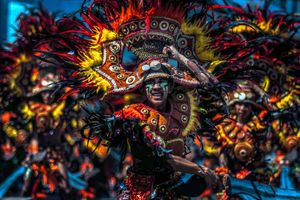 매년 열리는 디낭양 축제에서 아티 무용수가 공연하는 모습