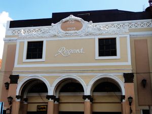 칼레 레알에 있는 리전트 아케이드 빌딩(시네 팰리스 또는 팰리스 극장)은 일로일로에서 가장 오래된 영화관이다.