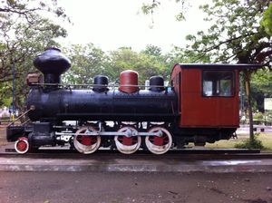 일로일로 시티 시가지 광장인 프라자 리베르타드 (구 프라자 알폰소 12세)에 전시된 파나이 철도 기관차