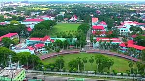 미국 거물 존 D. 록펠러의 후원으로 설립된 중앙 필리핀 대학교는 필리핀과 아시아에서 첫 번째 침례교 대학교이자 두 번째 미국계 대학교이다.