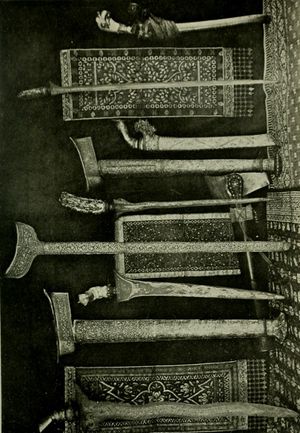 1907년, 페락 왕실의 다른 보물들 사이에서 세 번째로 왼쪽에 있는 크리스 타밍 사리.