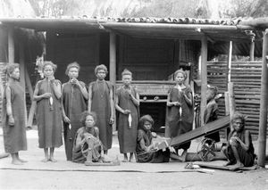 Ngada족 여성들과 방적용 막대, 베틀, 방적차