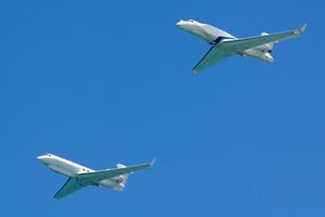 2016년 이스라엘 나숀 비행대대의 샤빗 전자전기(왼쪽)와 에이탐 조기경보기. 모두 걸프스트림 G550을 개조했다.