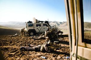 아프가니스탄에서 장거리 사격전을 벌이는 노르웨이군의 M82 (전경)