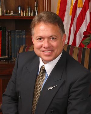 개발자 로니 배럿. 옷깃에 M82를 본뜬 배지를 달고 있다.