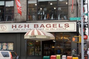 뉴욕시 브로드웨이와 서 80번가에 위치한 H&H 베이글. 간판에는 "H&H 베이글 - 세계 어디에도 없는 맛"이라고 적혀 있다.
