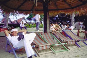 1987년 파타야 해변에 있는 USS 뉴저지 승무원