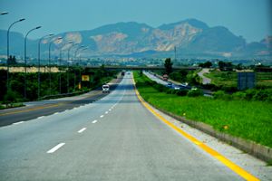 탁실라 근처에 있는 M-1 고속도로는 이 도시를 이슬라마바드와 페샤와르와 연결한다.