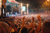 2007년 7월 4일, 소치 주민들이 2014년 동계 올림픽 개최지가 소치로 결정된 것을 축하하고 있다.