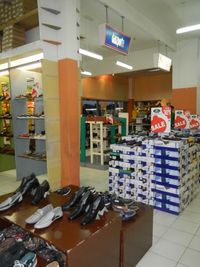 리버뱅크 몰 내부에서 판매되는 신발