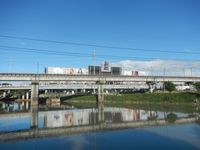 LRT-2 노선 다리 (앞) 및 마르코스 다리 (뒤)