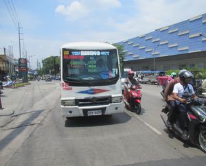 키리노 고속도로를 운행하는 미니버스