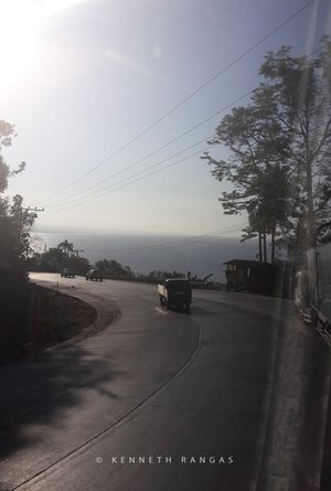 부키드논주와 도시를 연결하는 고지대에 위치한 푸에르토 마을의 사예 고속도로