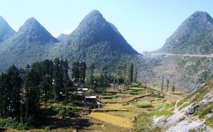 하장성 사핀 지역 거북이 언덕에 있는 흐몽족 영주의 저택