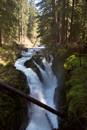 솔덕폭포(Sol Duc Falls). 퀼리유트(Quileute) 언어로 "반짝이는 물"이라는 뜻이다.