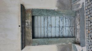 "1930년에 건배"라는 글귀가 발텔리나 계곡의 마초(Mazzo di Valtellina)의 문 중 하나에 적혀 있습니다