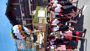 전통 의상을 입은 보르미오(Bormio)의 "파스깔리(Pasquali)"들이 어깨에 메고 다니는 종교 행렬 마차 중 하나.