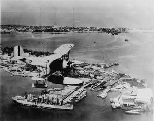 1930년경 카비테 해군 조선소 상공을 비행하는 미 해군 보트 O2U 콜세어 수상기