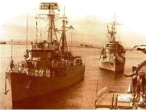 1970년대 필리핀 해군 본부 함대 사열 당시 BRP 라자 라칸둘라(PF-4)와 BRP 안드레스 보니파시오(PF-7)