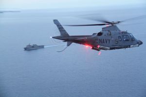 2018년 훈련 중 AW109E 해군 헬리콥터가 필리핀 해군의 타락급 상륙함에 접근하는 모습