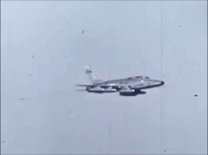 F-100D 슈퍼 세이버가 군사 훈련 중 네이팜탄을 투하하고 있다.