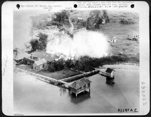 1945년 7월 9일 미국 육군 항공대(United States Army Air Force)가 보르네오(Borneo) 섬 해안의 일본군 전초기지에 대한 네이팜 공격 결과