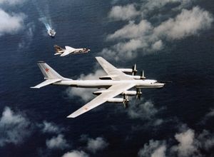 오리스카니의 F-8기가 Tu-95 '베어-B'를 요격하고 있다.
