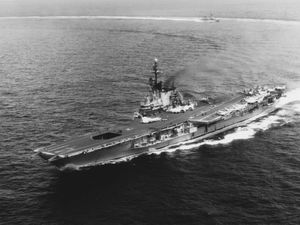 1965년 남중국해에서 작전 중인 미드웨이(SCB-110 개조 후)