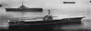 1957년 해상 시험을 위해 출항하는 레인저(USS Ranger), USS 레이테를 지나가는 모습